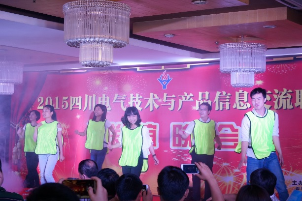 联谊晚会上跳起欢快的小苹果